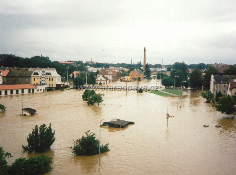 1997 (52).jpg - Povodně 1997 - Ulice Na pastvisku v pozadí most na Pekařské ulici